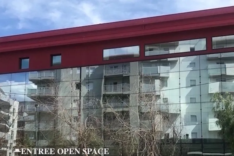 Façade panoramique du centre d'affaires Antibes